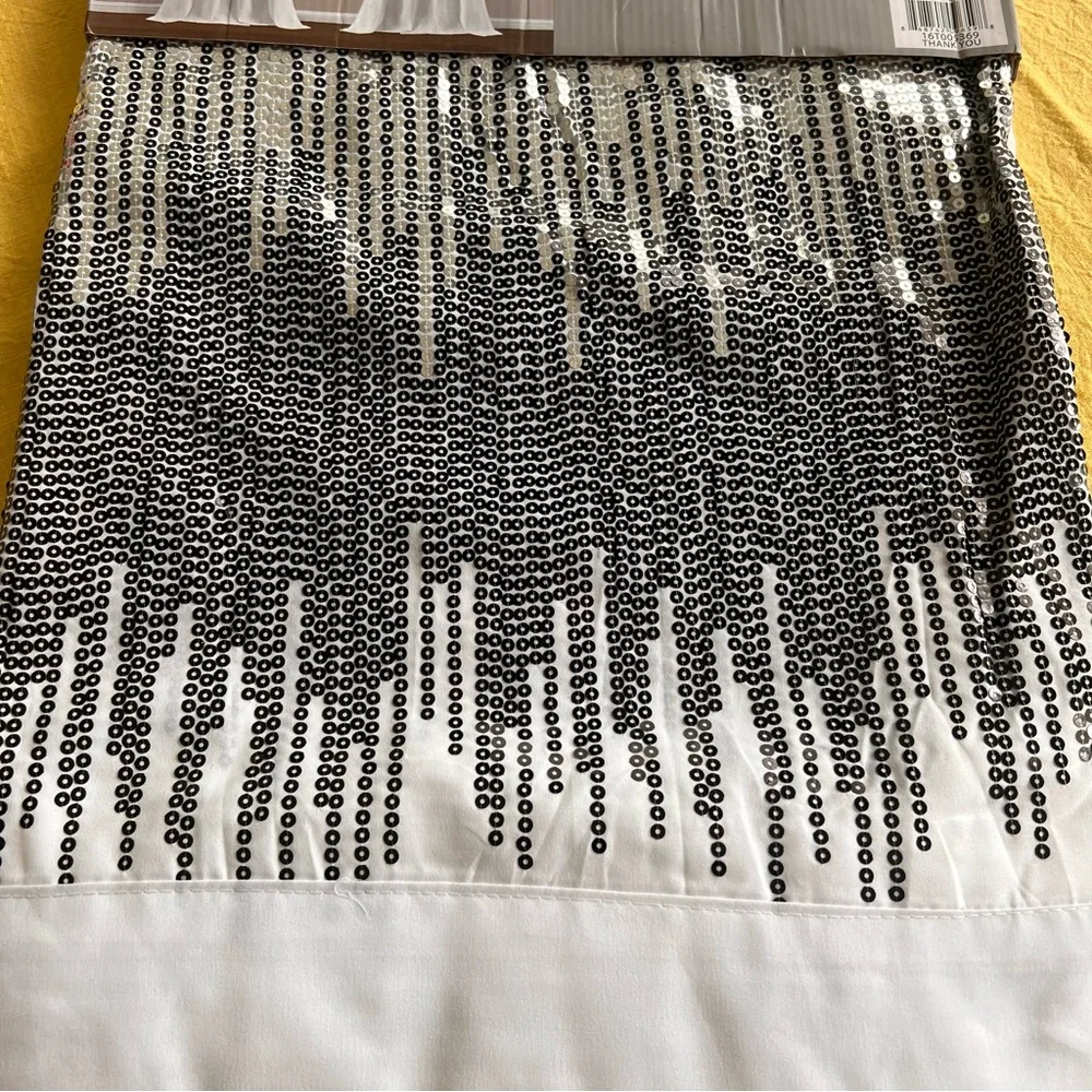 New Lush Decor Shimmer Sequins 2 Panels Curtains White Black 84 Inch